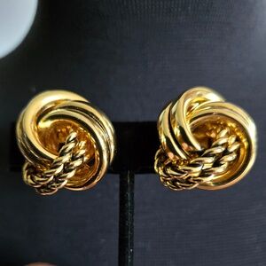 ✨ Classy and Sassy '80's inspired lovers-knot clip-on earrings ✨